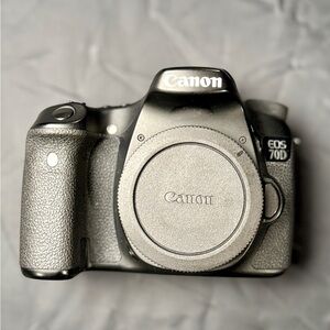 Canon EOS 70D with EFS 18-135mm lens - Excellent Condition 
